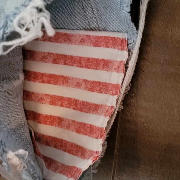 ❤️ Old Navy American Flag Boyfriend Distressed Shorts - Picture 4 of 6